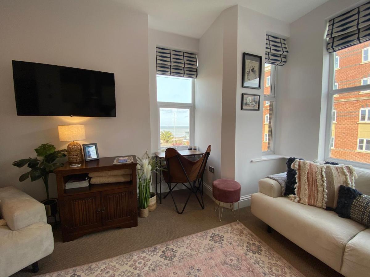 Apartment Cosy Coastal Getaway With Sea Views *